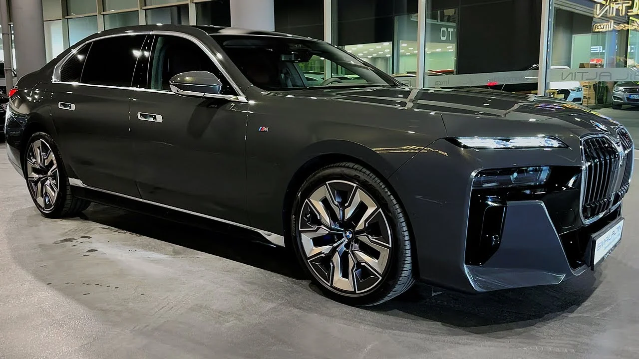 2025 BMW 7 Series - Comfortable and technological Luxury Car